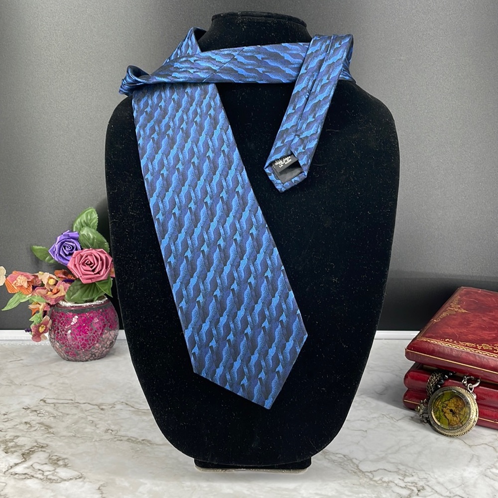 Vintage Haggar Collections Necktie Blue Wave pattern. 100% Silk